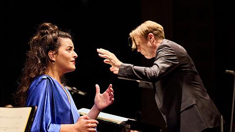 Die Sopranistin Sarah Aristidou mit dem Dirigenten Bas Wiegers beim Konzert des Münchener Kammerorchesters.