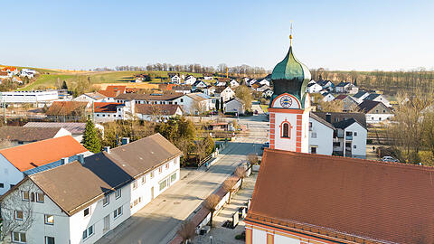 Ein Blick auf den Ort Langenbach im Landkreis Freising mit rund 4200 Einwohnern.