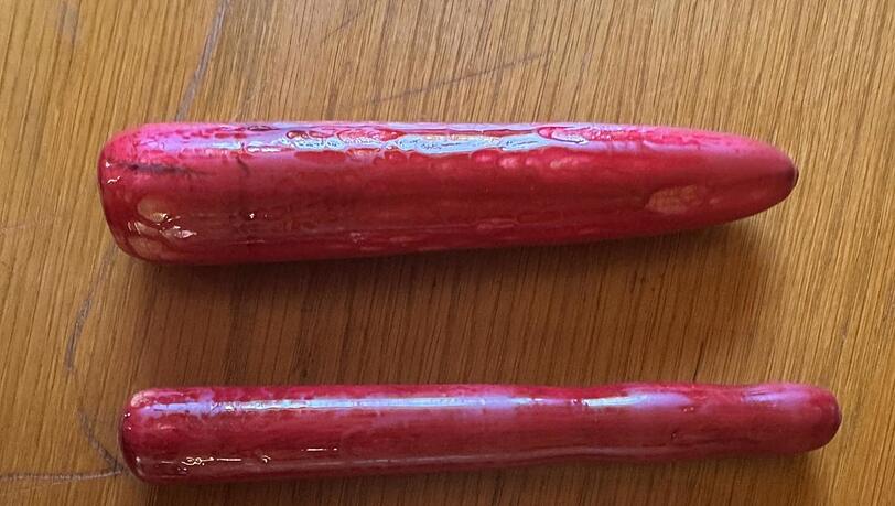 Gemacht aus den Überresten bei den Arbeiten an Urnen: die Holzdildos von Franz Strohmeier.