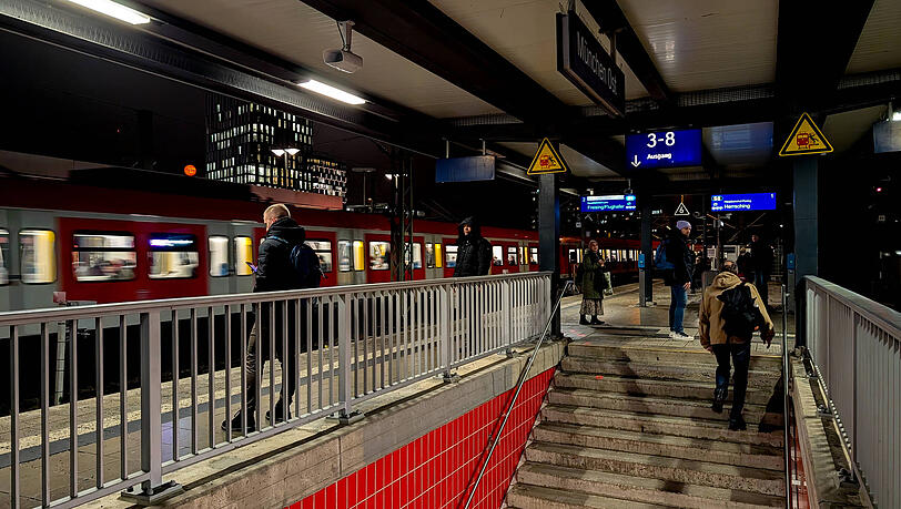 In einer S8 auf der Strecke vom Karlsplatz (Stachus) zum Ostbahnhof soll ein 27-j&auml;hriger Mann w&auml;hrend der Fahrt gezielt auf weibliche Fahrg&auml;ste zugegangen sein und dabei mit ausgestreckten Armen in Richtung deren Oberk&ouml;rper gegriffen haben. (Archivbild)