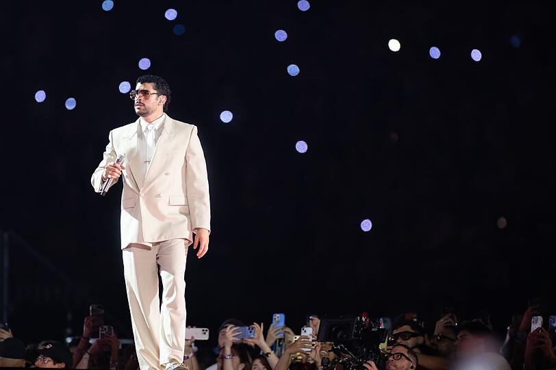 Spätestens seit seinem Auftritt beim Welt-Medienereignis "Super Bowl" akzeptiert man Bad Bunny auch in Deutschland als Superstar. Spätestens seit seinem Auftritt beim Welt-Medienereignis "Super Bowl" akzeptiert man Bad Bunny auch in Deutschland als Superstar.