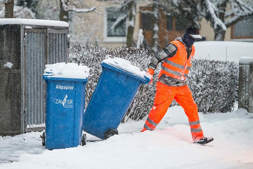 Schnee, Eis und zahlreiche Unfälle - die Bilder vom Wintereinbruch in Bayern