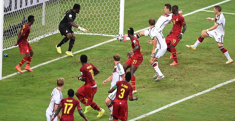 Das erste Jokertor &ndash; ein ganz besonderes
Vierte WM, 15. WM-Tor, Kloses erstes als Joker. 117 Sekunden nach seiner Einwechslung, als Löws Team 1:2 gegen Ghana zurück lag, traf Miro nach Ecke von Kroos und Kopfballverlängerung von Höwedes zum 2:2. Er feierte mit nicht ganz gestandenem Salto.