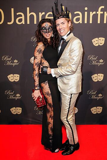 Harrentfernungs-König Jens Hilbert mit Lilly Becker