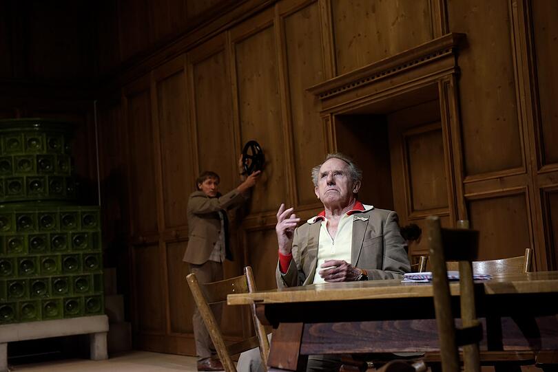Walter Hess in Christoph Marthalers "Tiefer Schweb" in den Kammerspielen.