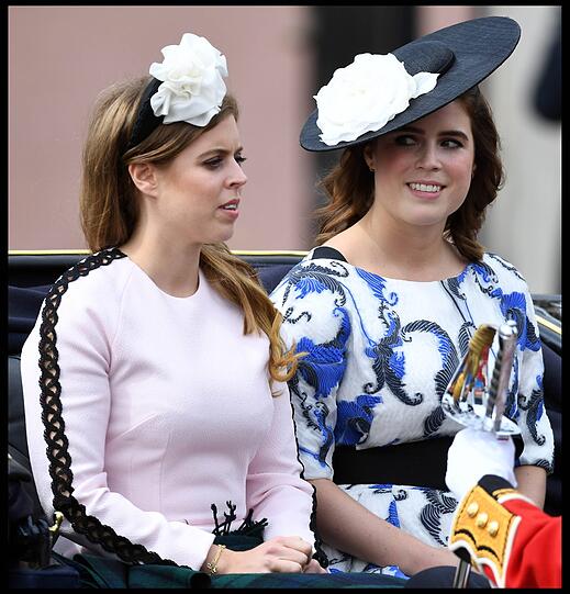 Auch Prinzessin Beatrice und Eugenie, die Enkelinnen der Queen, zeigen sich vor dem Palast.