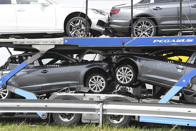 Die Bergungsarbeiten zogen sich in die Länge, weil letztlich neun Pkw (davon acht Neuwagen), ein Pkw-Anhänger, ein kompletter Sattelzug sowie ein Lkw-Anhänger abgeschleppt werden mussten. Zusätzlich luden die Einsatzkräfte noch reichlich Schotter um.