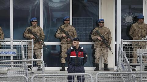 Soldaten sperren den Eingangsbereich des Gerichtsgebäudes in Silivri ab, in dem der Gezi-Prozess im Februar 2020 stattfand. (Archivbild).