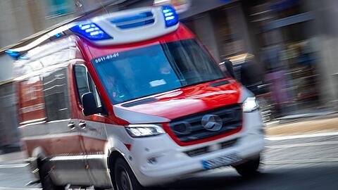 Ein Rettungswagen ist mit Blaulicht im Einsatz.