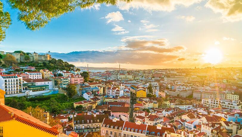 Das Klima ist im April im portugiesischen Lissabon besonders angenehm. Das Klima ist im April im portugiesischen Lissabon besonders angenehm.