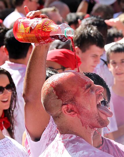 Das legendäre Stierlaufen in Pamplona ist eröffnet. Die verrücktesten Bilder des Eröffnungstages.