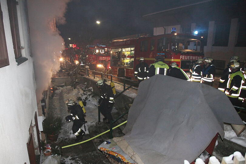 Brand in Gars im Landkreis Mühldorf am Inn: Kater "Samy" erleidet eine Rauchvergiftung. Die Feuerwehr rettet das leblose Tier aus einer brennenden Wohnung. Jetzt kümmert sich der Tierarzt um "Samy". Brand in Gars im Landkreis Mühldorf am Inn: Kater "Samy" erleidet eine Rauchvergiftung. Die Feuerwehr rettet das leblose Tier aus einer brennenden Wohnung. Jetzt kümmert sich der Tierarzt um "Samy".