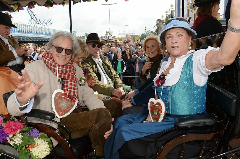 Der Schauspieler Bernd Herzsprung (l) und die Wiesnwirtin Doris Kuffler beim traditionellen Einzug der Wiesn-Wirte.