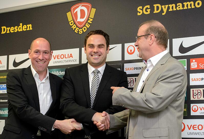 Robert Schäfer (Mitte) ist neuer Geschäftsführer von Dynamo Dresden. Zu lachen hat er schon kurz nach dem Einstand nicht mehr viel.