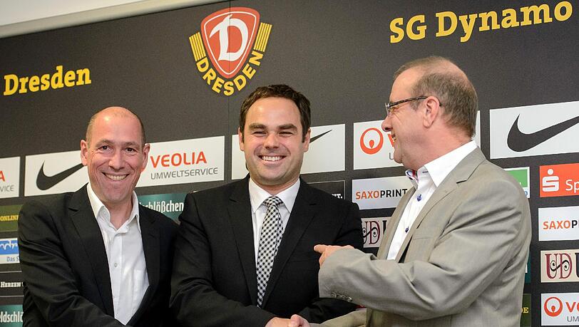 Robert Schäfer (Mitte) ist neuer Geschäftsführer von Dynamo Dresden. Zu lachen hat er schon kurz nach dem Einstand nicht mehr viel. Robert Schäfer (Mitte) ist neuer Geschäftsführer von Dynamo Dresden. Zu lachen hat er schon kurz nach dem Einstand nicht mehr viel.