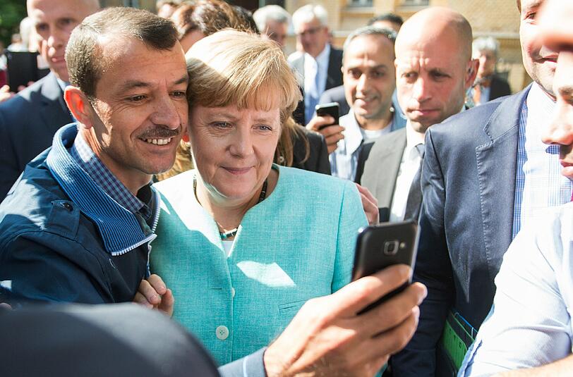Die CSU kritisiert massiv die Entscheidung von Kanzlerin Angela Merkel, Flüchtlinge aus Ungarn nach Deutschland frei einreisen zu lassen.