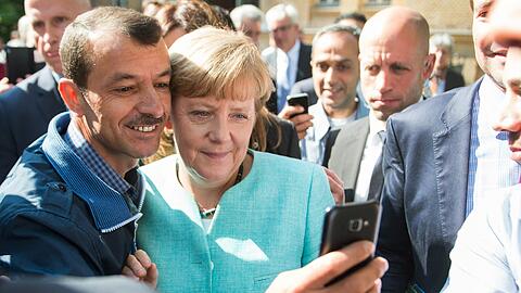 Die CSU kritisiert massiv die Entscheidung von Kanzlerin Angela Merkel, Flüchtlinge aus Ungarn nach Deutschland frei einreisen zu lassen.