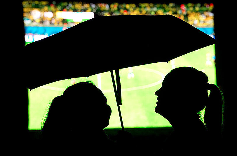 Public Viewing unterm Regenschirm - das wird auch in den nächsten Tagen so bleiben.