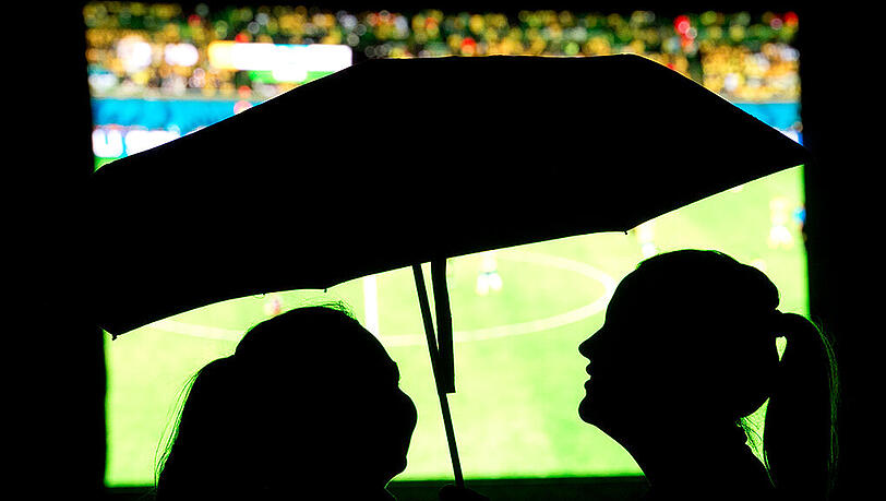 Public Viewing unterm Regenschirm - das wird auch in den nächsten Tagen so bleiben. Public Viewing unterm Regenschirm - das wird auch in den nächsten Tagen so bleiben.