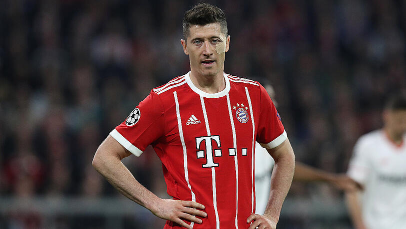 Robert Lewandowski: Note 2 - Spielte mit dickem Veilchen im Gesicht nach einer Prellung des Jochbeins inklusive Bluterguss aus dem Sevilla-Spiel (0:0). Kam nach 70 Minuten für Wagner. Schaffte samt Veilchen das 5:1 (83.) &ndash; sein 27. Liga-Saisontreffer.(Archivbild)