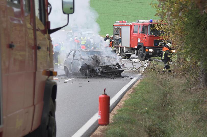 Eine Frau ist am Sonntagmittag mit ihrem Corsa gegen einen Baum gerast. Die Schwerverletzte konnte sich gerade noch befreien, ihr Fahrzeug brannte komplett aus.