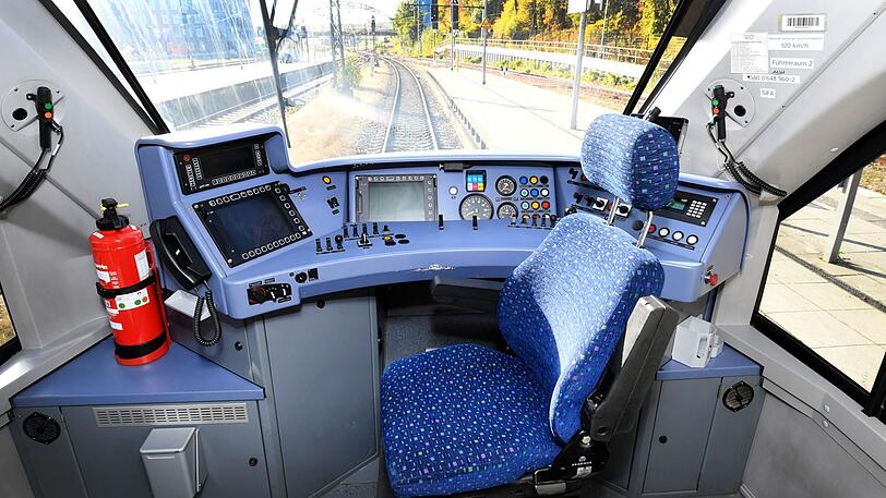Blick in den leeren Fahrstand einer Lokomotive.