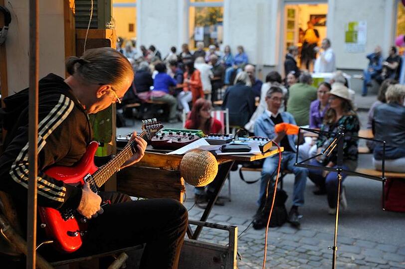 Ob auf der Straße oder in den Ateliers: Für musikalische Unterhaltung ist überall im Viertel gesorgt.