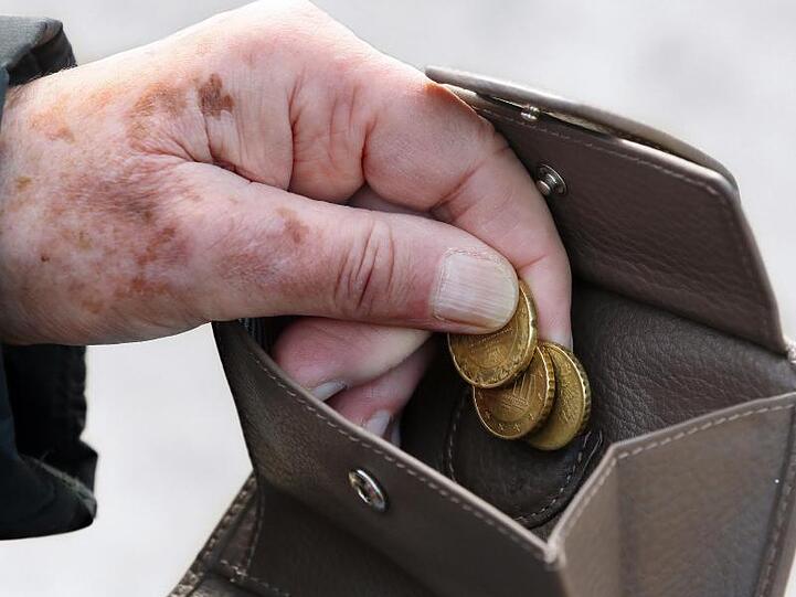 Für Seniorinnen in Bayern ist die Gefahr der Altersarmut besonders hoch.