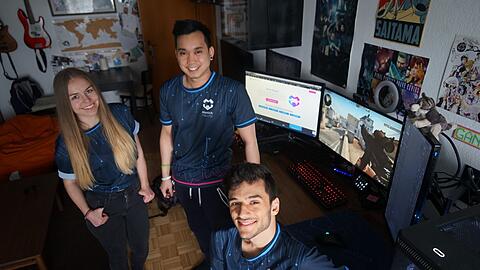 Nein, sie zocken nicht nur, sondern gehen auch gerne mal vor die Tür (v.l.): Alex, Phi und Patrick sind E-Sportler, die spielen kompetitiv am Computer.