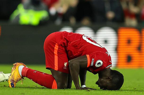 Gläubiger Muslim: Bayerns neuer Superstar Sadio Mané betet vor jedem Spiel - und manchmal auch nach einem Tor. Gläubiger Muslim: Bayerns neuer Superstar Sadio Mané betet vor jedem Spiel - und manchmal auch nach einem Tor.