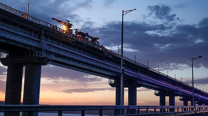 Arbeiter reparieren den Eisenbahnteil der Krim-Brücke, die das russische Festland und die Halbinsel Krim über die Meerenge von Kertsch verbindet.