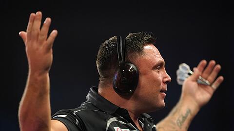 Gerwyn Price kam nach einer Werbepause mit riesigen Kopfhörern auf die Bühne zurück.