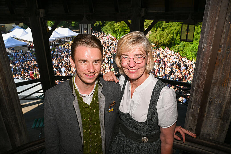 Ochsenbraterei-Wirtin Antje Haberl und Sohn Luis Schneider
