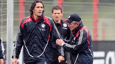 Taktische Anweisungen für Torjäger Luca Toni: Coach Jupp Heynckes hat alles im Griff.