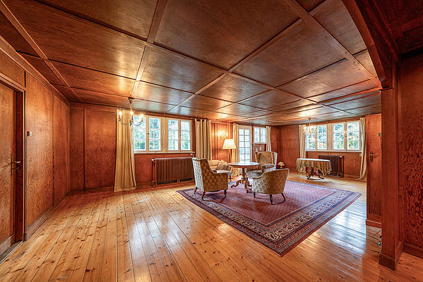 Riemerschmids Design zeichnet sich durch klare Formen und nat&uuml;rliche Materialien wie Holz aus.