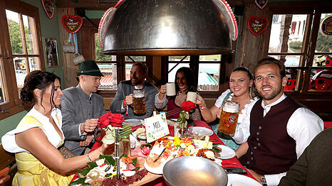 Die Bayern-Stars Joshua Kimmich, Konrad Laimer und Harry Kane mit ihren Ehefrauen auf der Wiesn 2025. Dieses Jahr darf einer von ihnen beim Wiesn-Anstich im Schottenhamel am Tisch mit OB Dominik Krause und Bayerns Ministerpr&auml;sident Markus S&ouml;der sitzen.