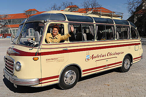 Reisen wie vor 50 Jahren: Tourismus-Chefin Gabriele Weishäupl in einem Bus der 60er Jahre. Er steht heute im Museum.