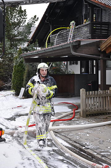 Großeinsatz für die Feuerwehr: Das Einfamilienhaus in Falkenberg wurde völlig zerstört.
