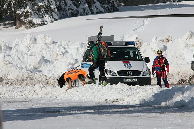 Der Lawinenabgang in der
Wendelsteinregion am Mittwochmorgen hat aller Wahrscheinlichkeit
nach keine Todesopfer gefordert. Eine am Vormittag gestartete
Suchaktion mit Einsatzkräften der Bergwacht und Hubschraubern sei
abgebrochen worden, teilte die Polizei am frühen Nachmittag mit. Die Bilder.