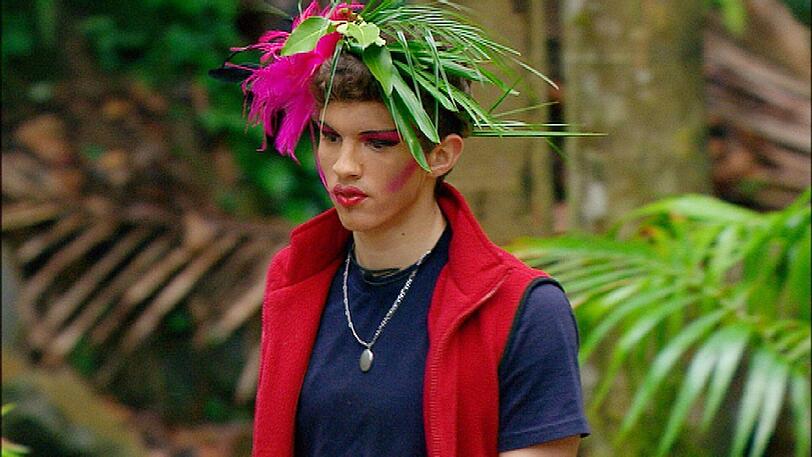 Dschungelcamp, Tag 14: Fiona nimmt ein Bad in toten Insekten, Joey lässt sich von Olivia Jones zur Transe schminken