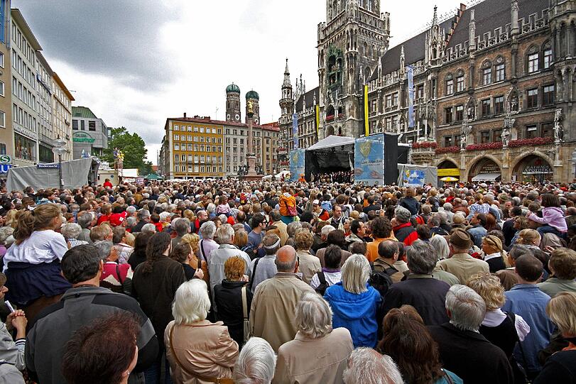 Gedränge vor dem Rathaus: Wenigstens ist unumstritten, dass es immer mehr Münchner werden.
