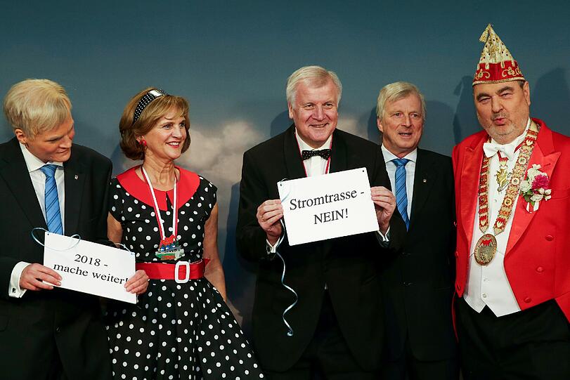 Bayerns Ministerpräsident Horst Seehofer und seine Frau Karin posieren mit den beiden Seehofer Doppelgängern, der Landtagsabgeordneten Claudia Stamm (l, Bündnis 90/Die Grünen) und Ehemann Hans-Jürgen Staudt, sowie Bernhard Schlereth, Präsident des Fastnacht-Verbands Franken, auf der Prunksitzung des Fränkischen Fastnachtsverbandes «Fastnacht in Franken» in Veitshöchheim bei Würzburg.