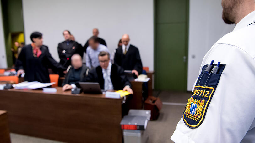 Reichlich Betrieb im Saal: die Angeklagten und ihre Anwälte.