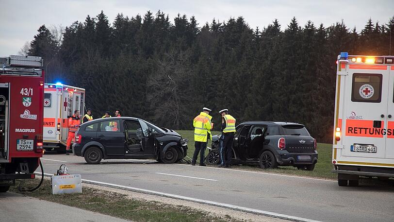 Der Audi-Fahrer erlag an der Unfallstelle seinen Verletzungen, die schwer verletzte Mini-Fahrerin kam ins Krankenhaus.