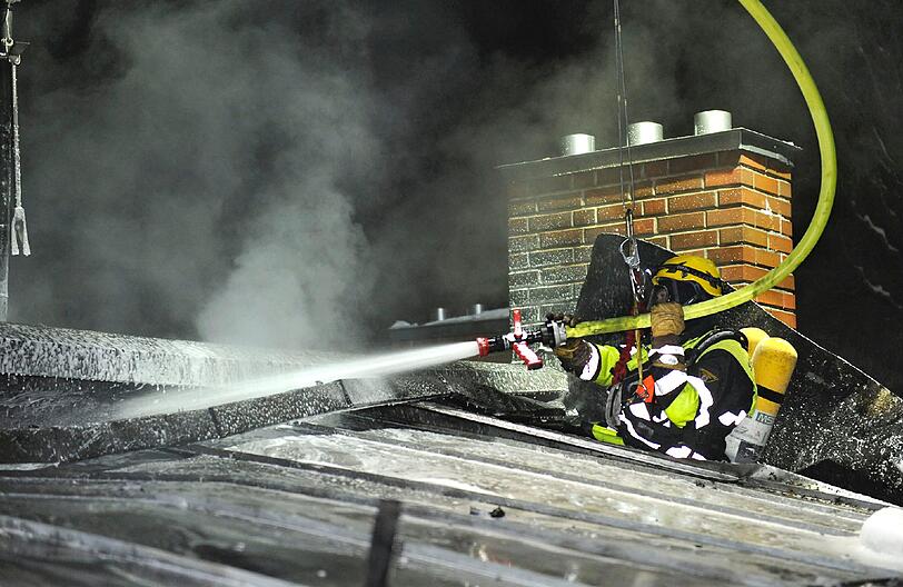 Feuer in der Silvesternacht in München: In der Wilhelmstraße war ein Dachstuhl in Brand geraten. Die Bilder von der Feuerwehr.