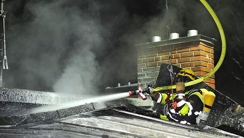 Feuer in der Silvesternacht in München: In der Wilhelmstraße war ein Dachstuhl in Brand geraten. Die Bilder von der Feuerwehr. Feuer in der Silvesternacht in München: In der Wilhelmstraße war ein Dachstuhl in Brand geraten. Die Bilder von der Feuerwehr.