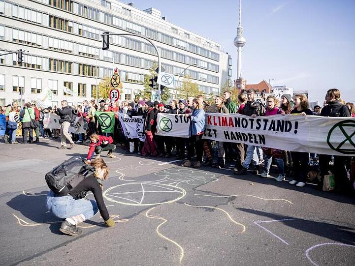 Aktivisten der Bewegung "Extinction Rebellion" blockieren den Mühlendamm im Zentrum von Berlin.