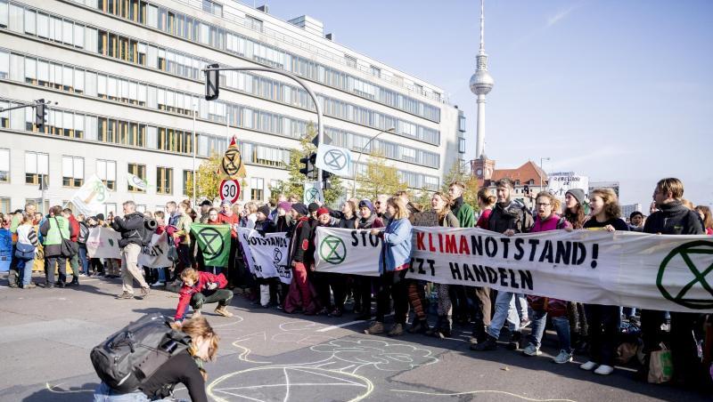 Aktivisten der Bewegung "Extinction Rebellion" blockieren den Mühlendamm im Zentrum von Berlin. Aktivisten der Bewegung "Extinction Rebellion" blockieren den Mühlendamm im Zentrum von Berlin.