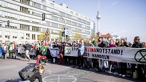 Aktivisten der Bewegung "Extinction Rebellion" blockieren den Mühlendamm im Zentrum von Berlin.