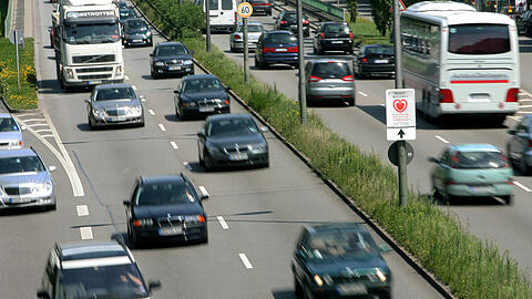Der Verkehr rollt auf der Landshuter Allee in München. (Archivbild)